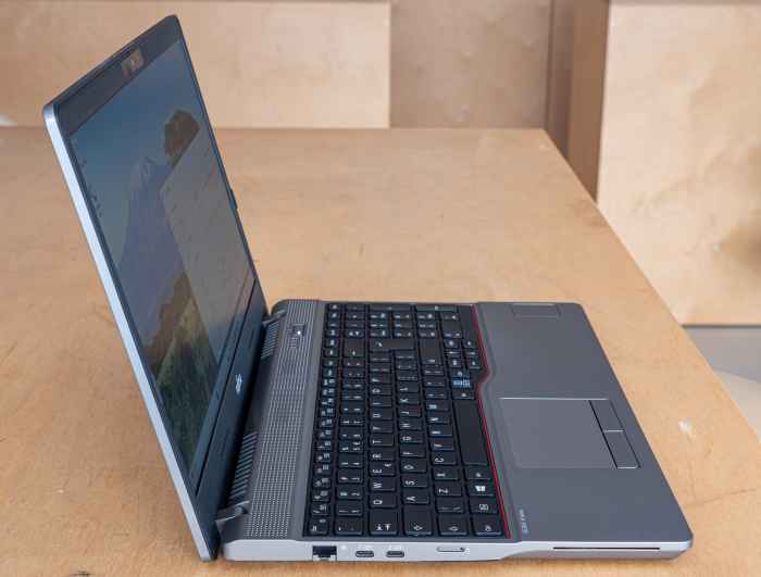 Fujitsu Celsius H5511 i7-1185G7 NVMe IPS Quadro T500 Camera-9UGdq.jpeg